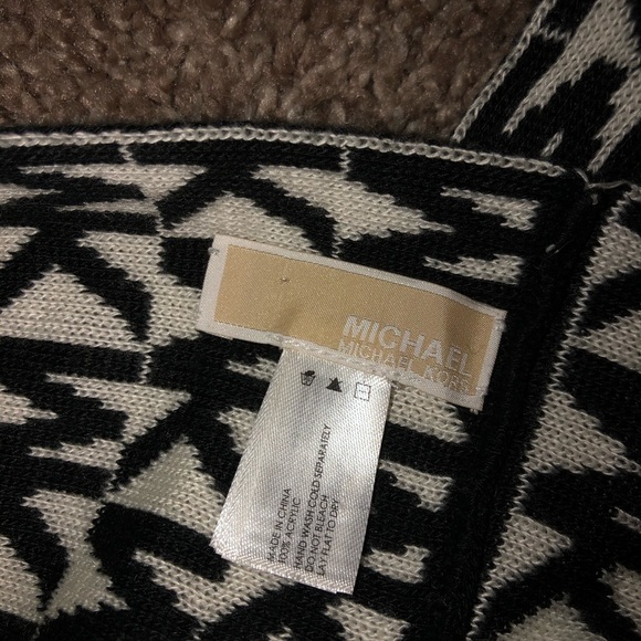 Michael kors infinity scarf - Picture 3 of 3